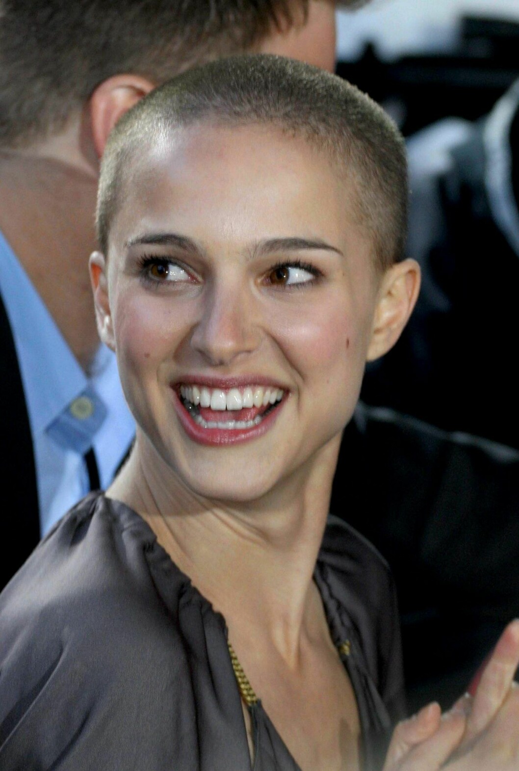 Natalie Portman med rakat huvud. Natalie Portman