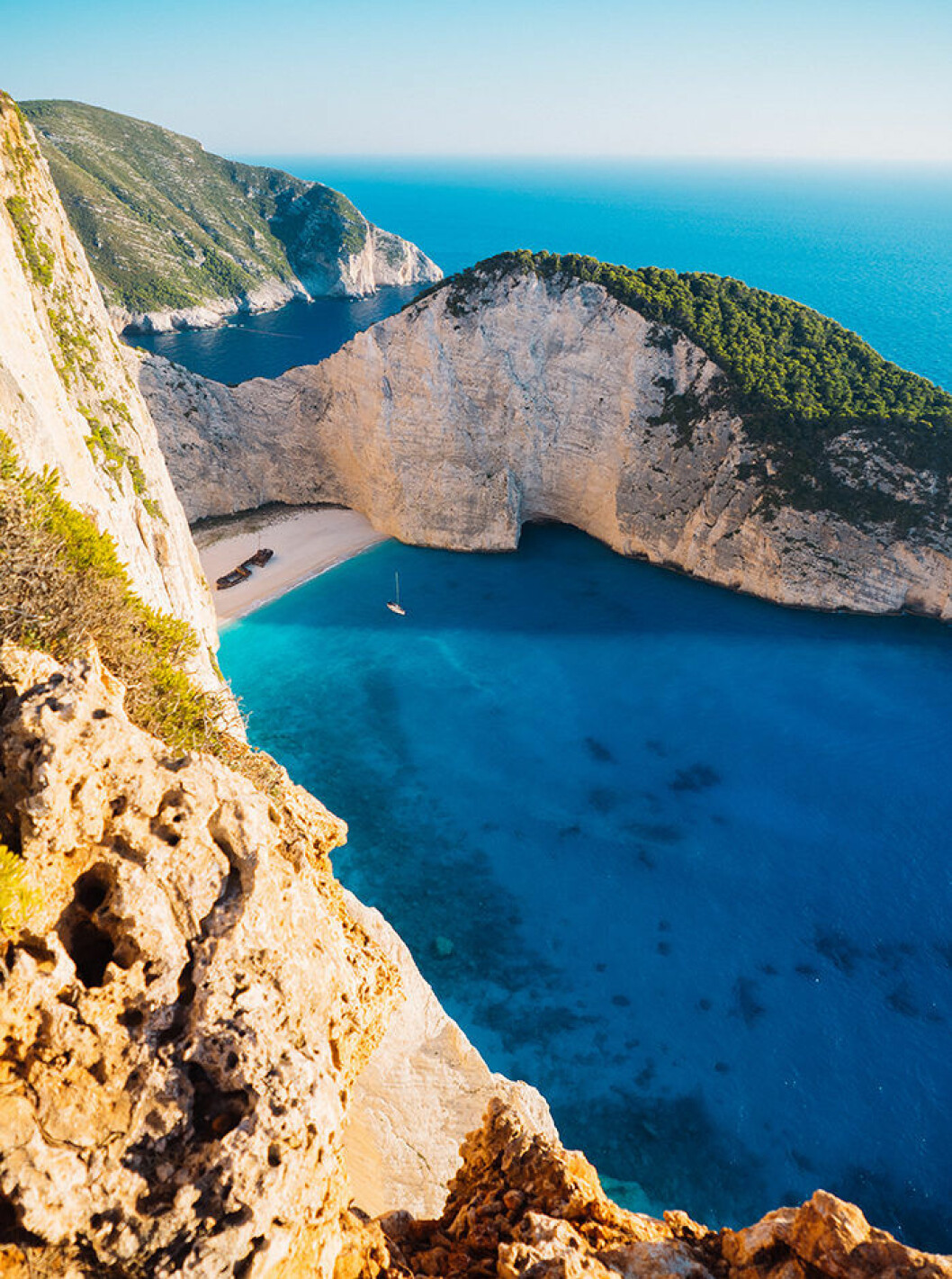 Foto: Tom Grimbert/Unsplash Navagio Beach i Grekland lockar många turister