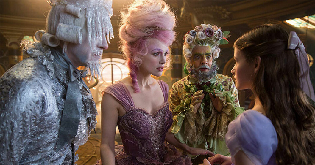 Keira Knightly spelar The Sugar Plum Fairy och Mackenzie Foy spelar huvudpersonen Clara. Foto: Disney Nötknäpparen och de fyra världarna (The Nutcracker and the four realms) har premiär i november.