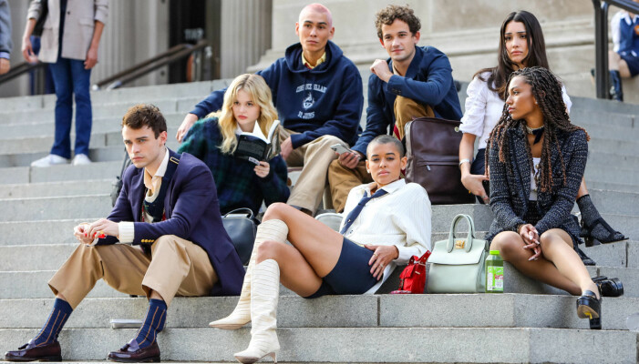 Nya <span class=" italic" data-lab-italic_desktop="italic">Gossip girl</span>-gänget har intagit trappan.
