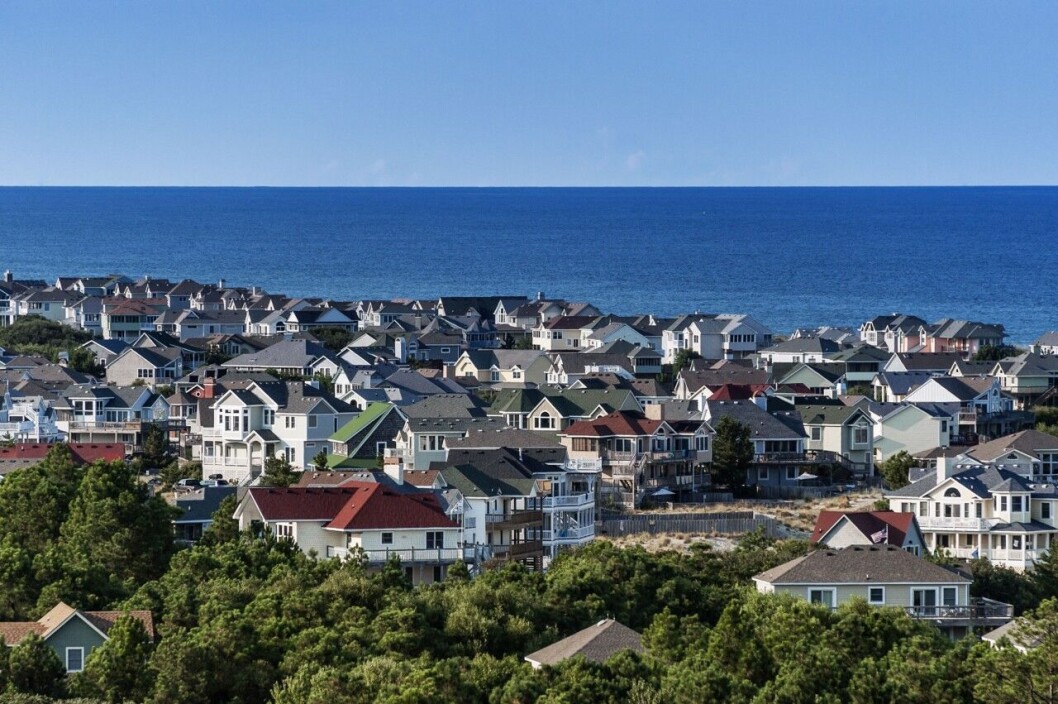 Här syns de finare kvarteren i Outer Banks. massa hus vid vattnet