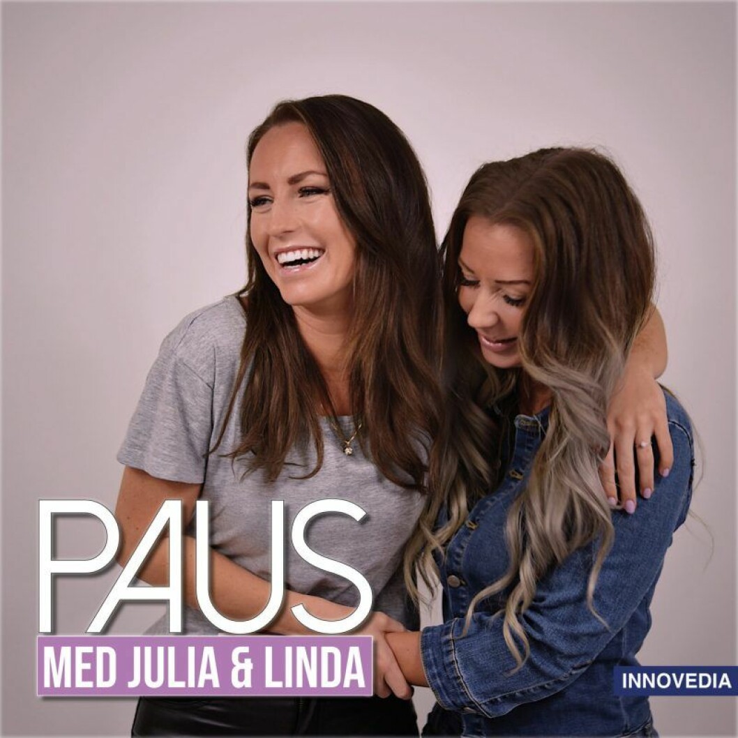 Två tjejer skrattar och håller om varandra