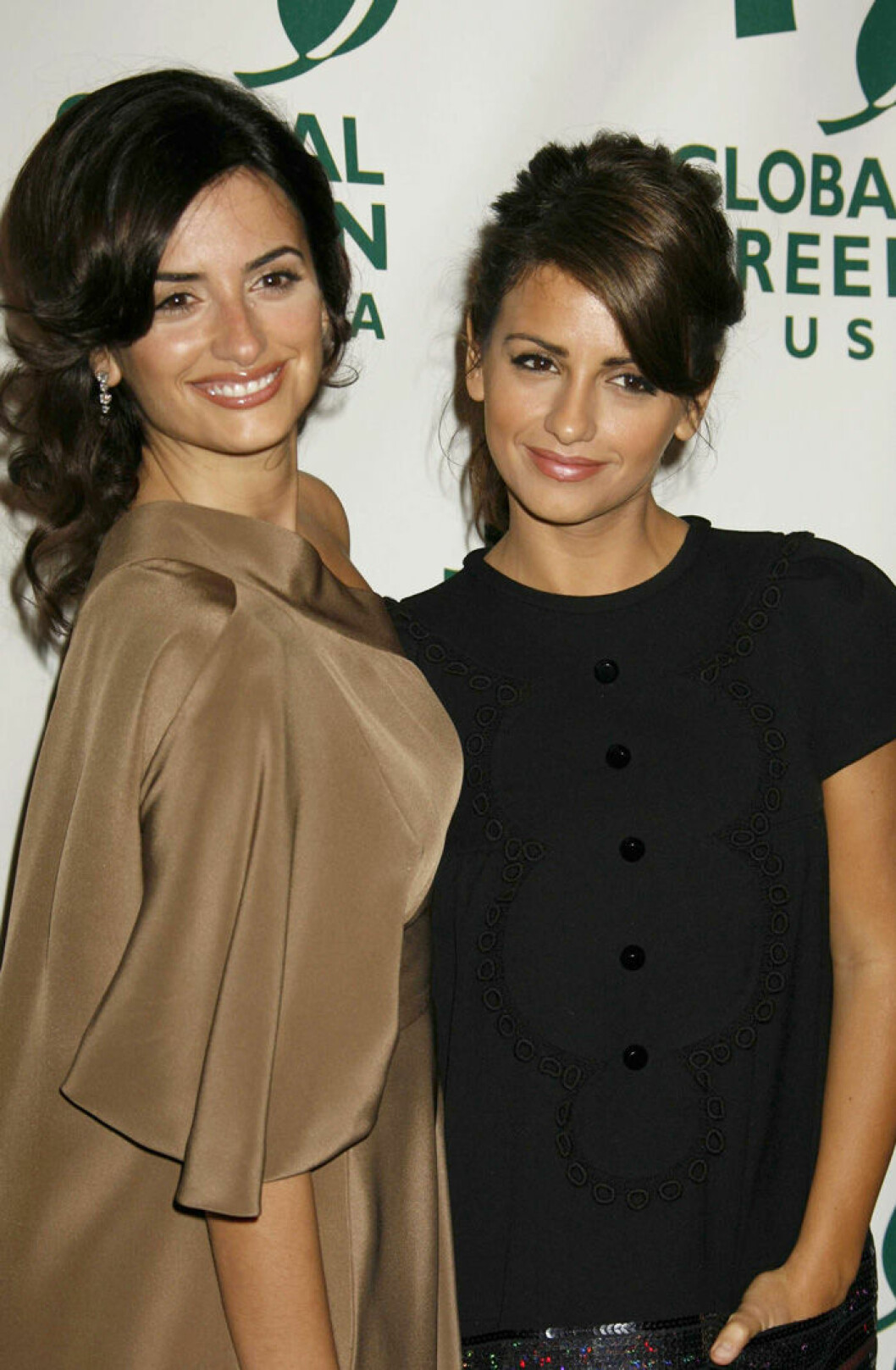 Penélope och Mónica Cruz på Oscarsgalans förfest i Los Angeles, 2007. Penélope och Mónica Cruz på Oscarsgalans förfest i Los Angeles, 2007.