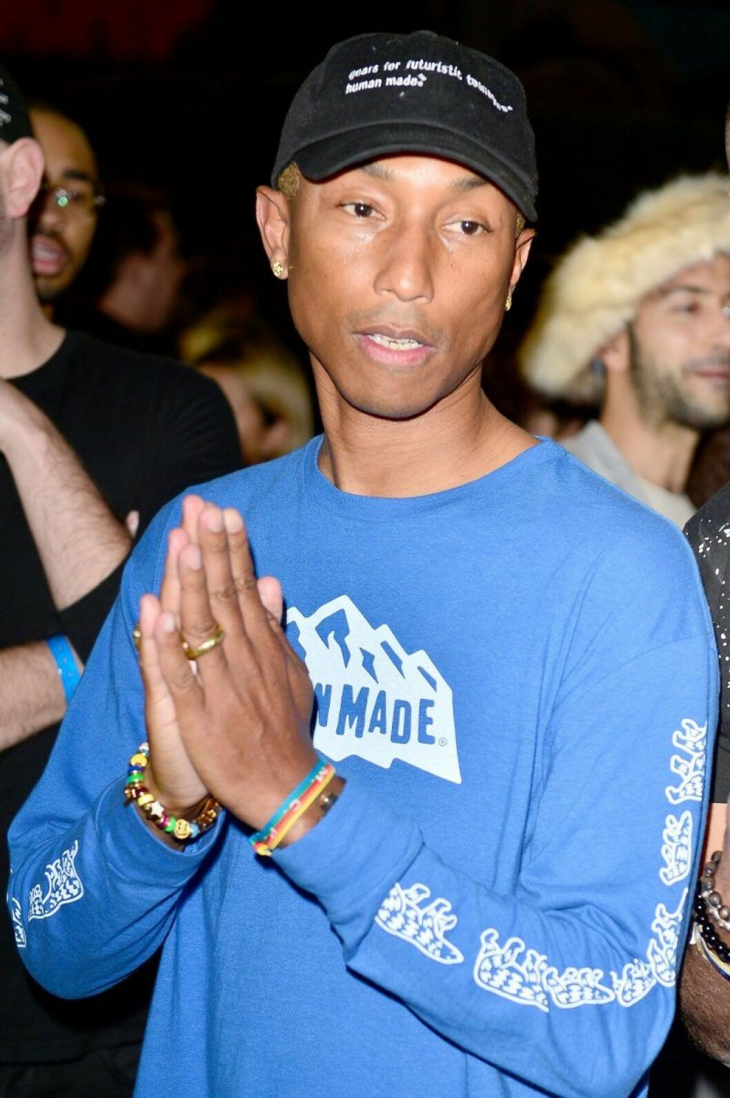 pharrell williams i svart keps och blå tröja