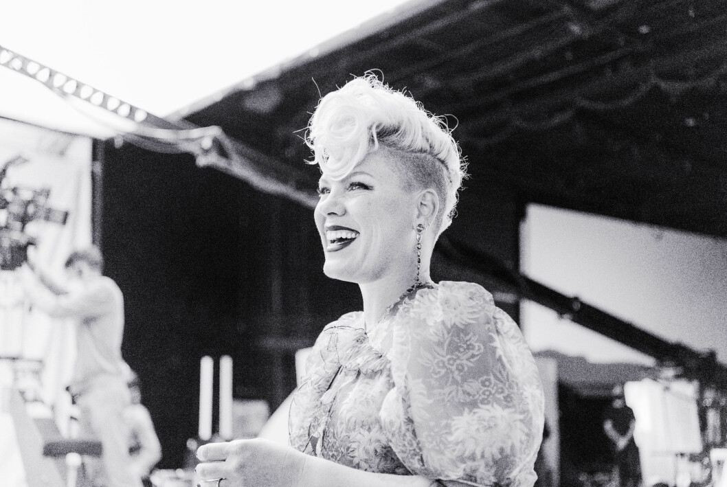 Alecia 'P!nk' Moore tänker fortsätta jaga sina drömmar. svartvit bild på Alecia Moore
