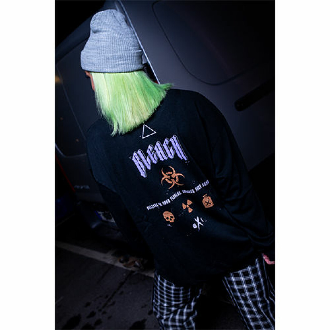 Svart tjocktröja med tryck på ryggen. Ribeckas kolektion med Madlady hoodie med texten bleach