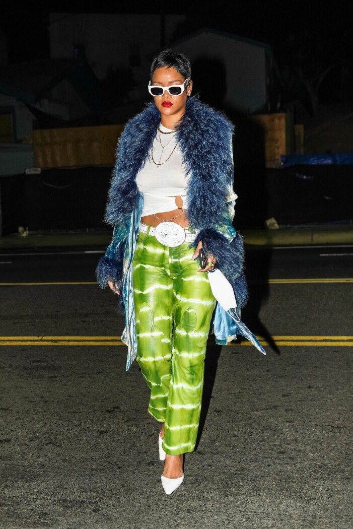 Rihannas fulländade look. rihanna fotograferad på gatan 2021