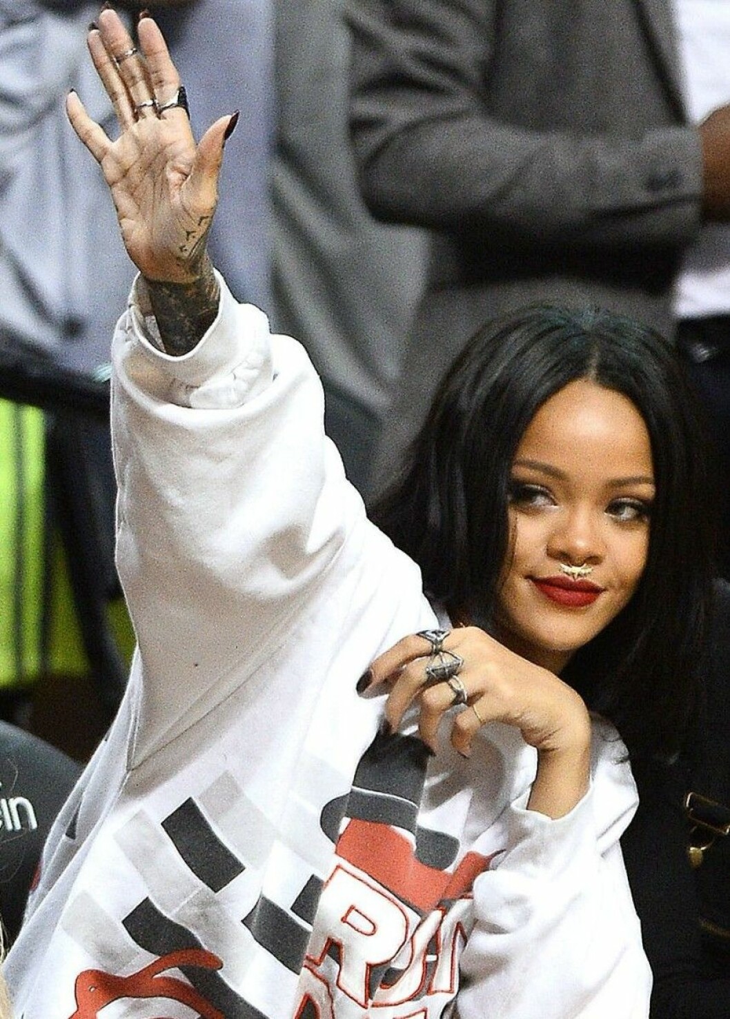 Rihanna rockar sin piercing.