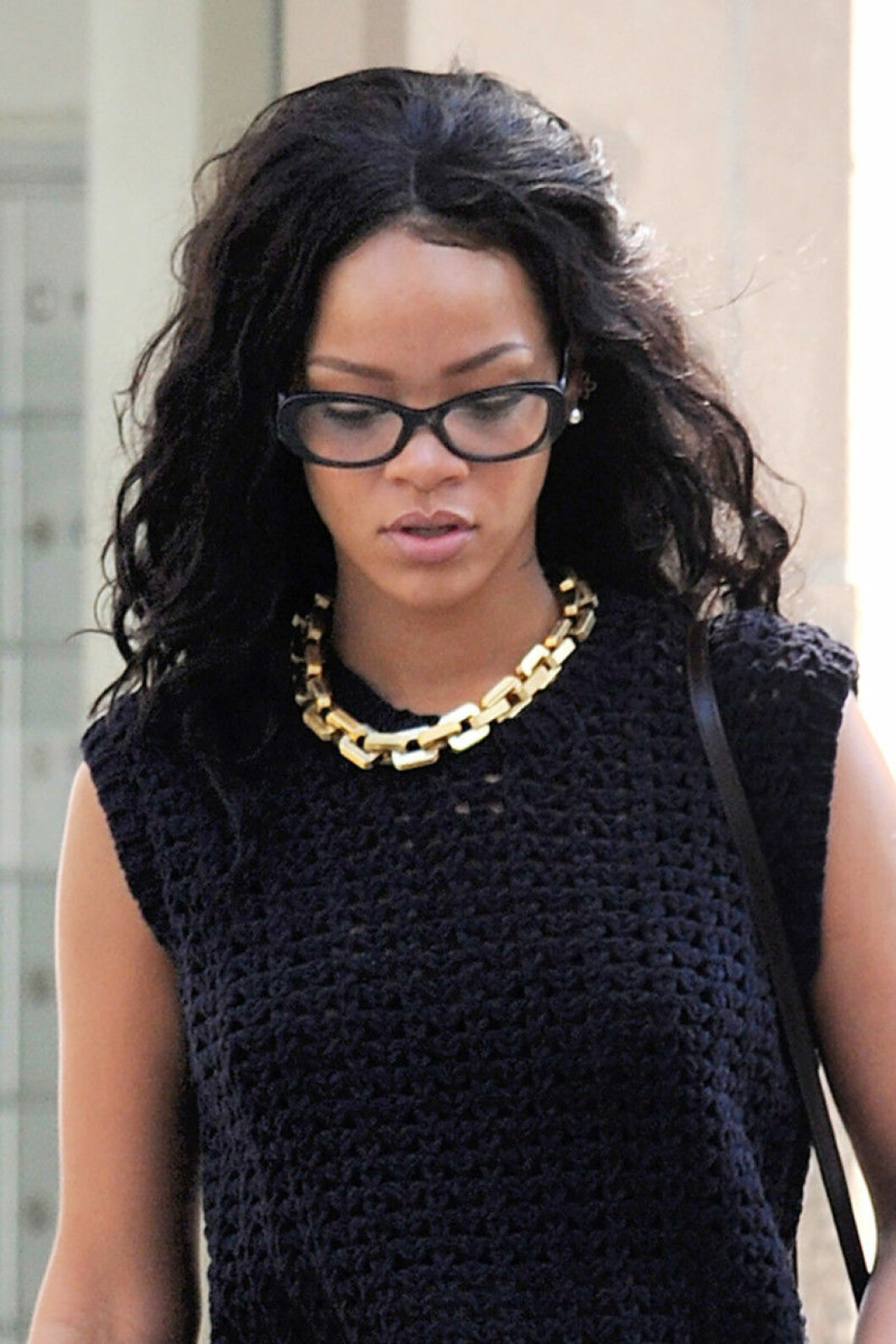 Även Rihanna klär upp en svart outfit med matchande bågar.