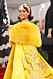 rihanna ler i gul klänning