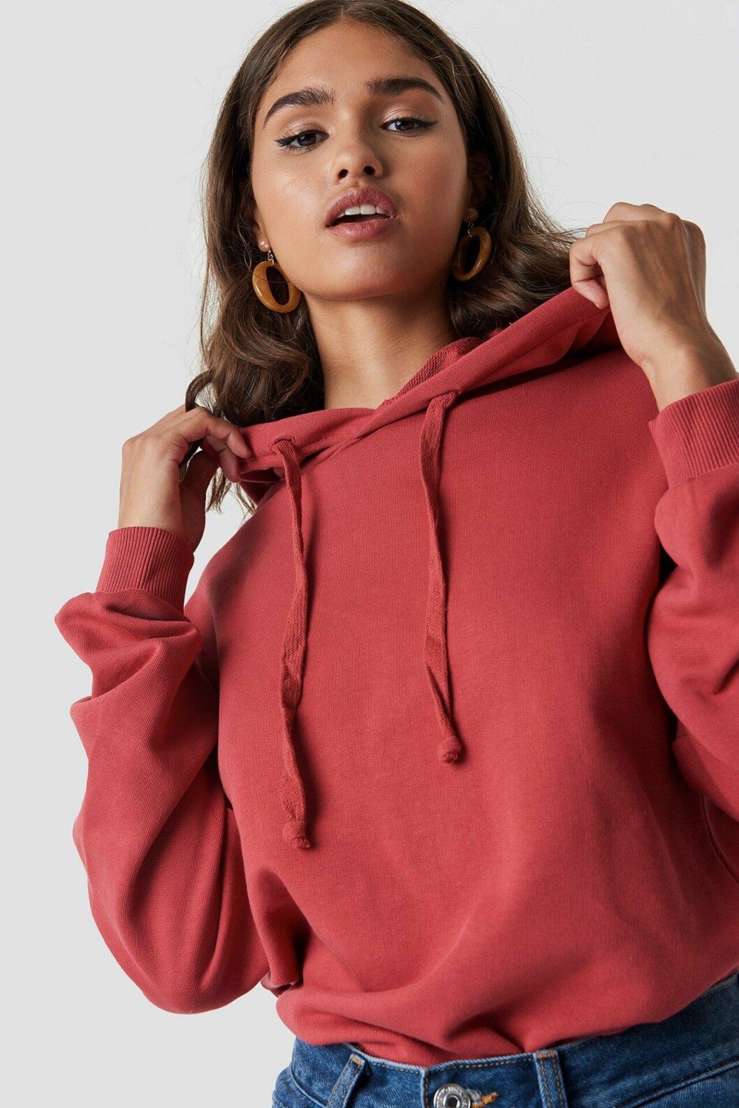 Röd hoodie till våren 2019