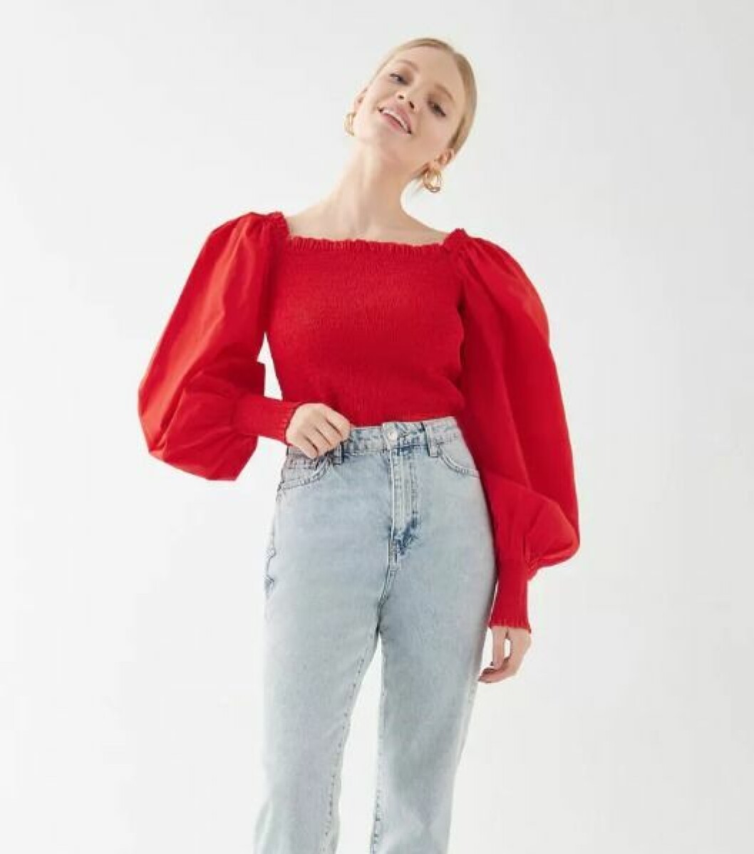 Röd blus med ballongärm