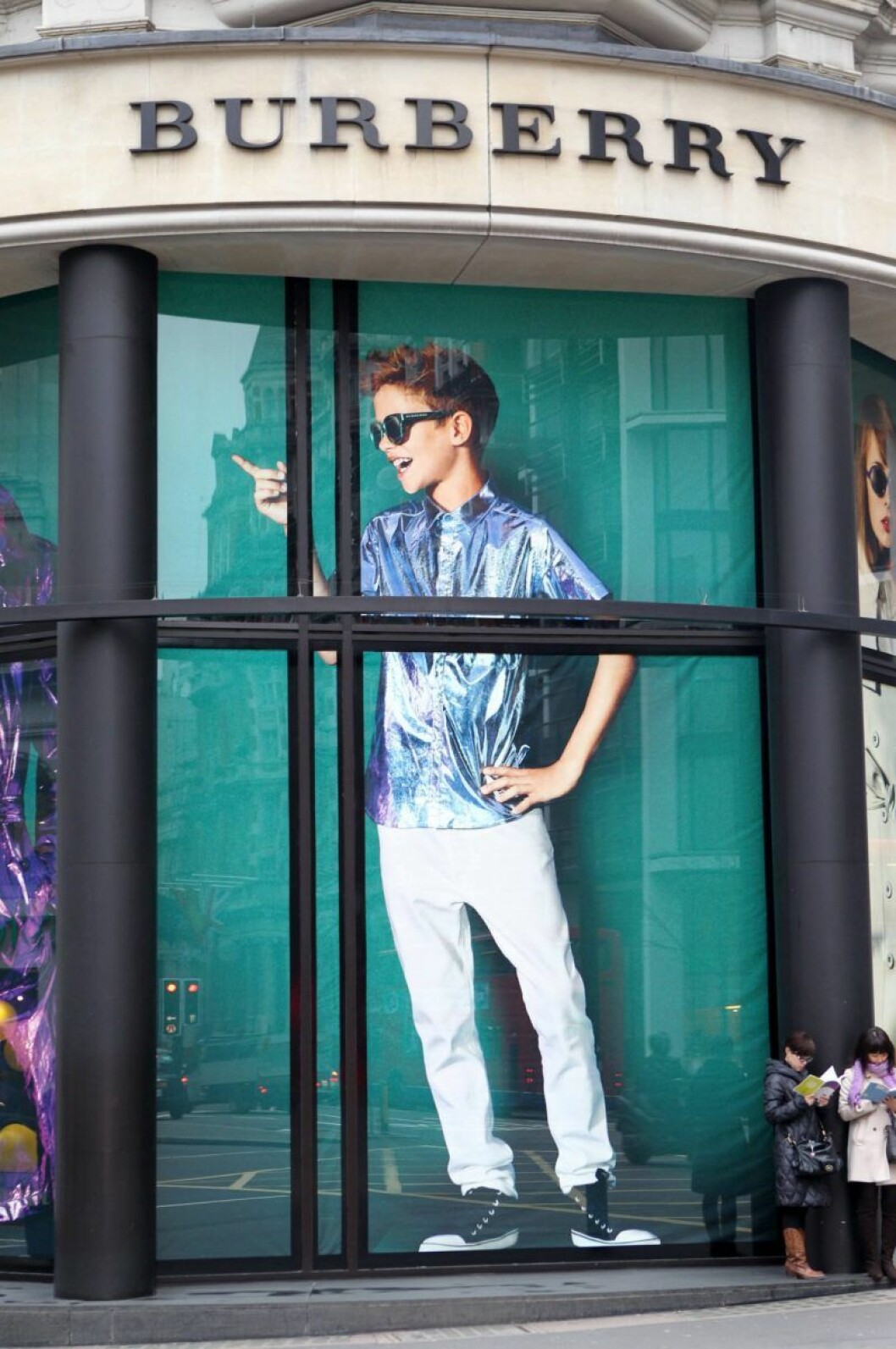 Romeo Beckham syns här i ett av Burberrys skyltfönster. En bild på en pojke i skyltfönster