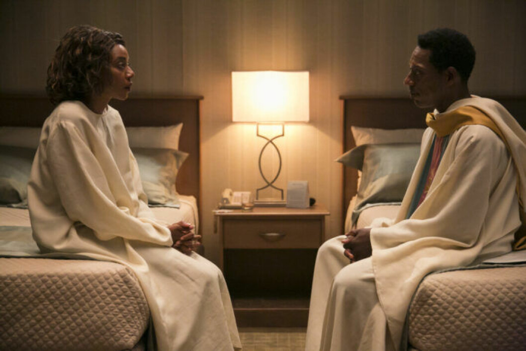 I <em>Room 104</em> möter vi främlingar som bokar samma motellrum vid olika tillfällen. En bild på karaktärerna i tv-serien Room 104 som visas på HBO.