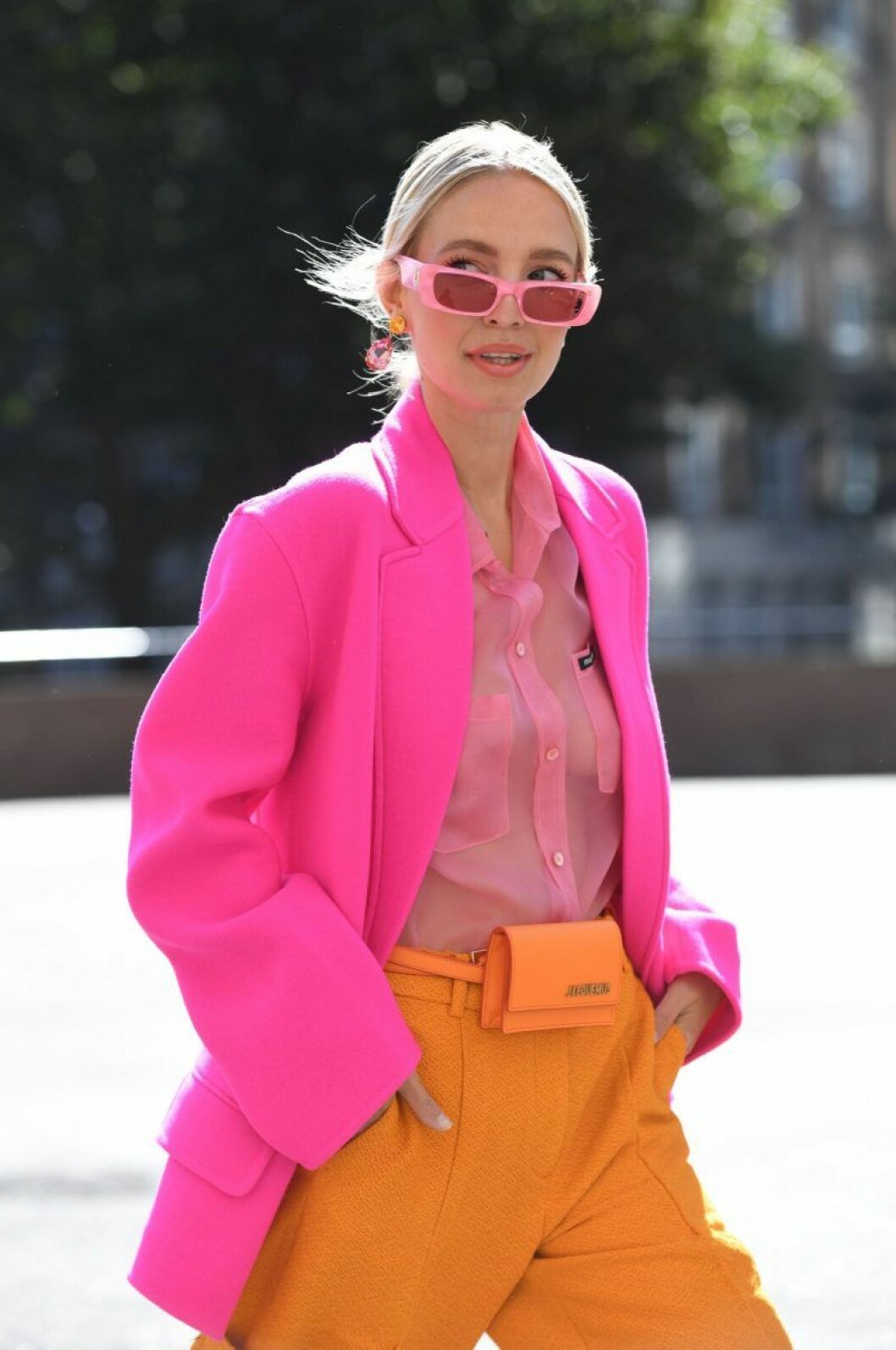 Den tyska modebloggerskan Leonie Hanne i rosa solglasögon. Leonie Hanne i rosa kavaj och rosa solglasögon