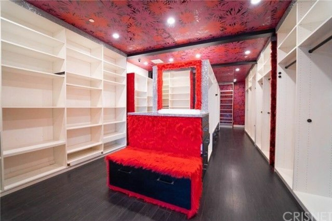 Fuskpäls på väggar och möbler i Bella Thornes walk in-closet. Bella Thorne rosa hus