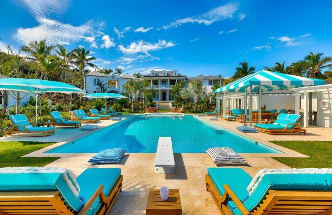 Poolen är omgiven av solstolar där du och dina vänner kan relaxa. Självklart finns det personal på plats ifall du vill beställa drinkar eller mat i baren. Villa Rosalitas pool