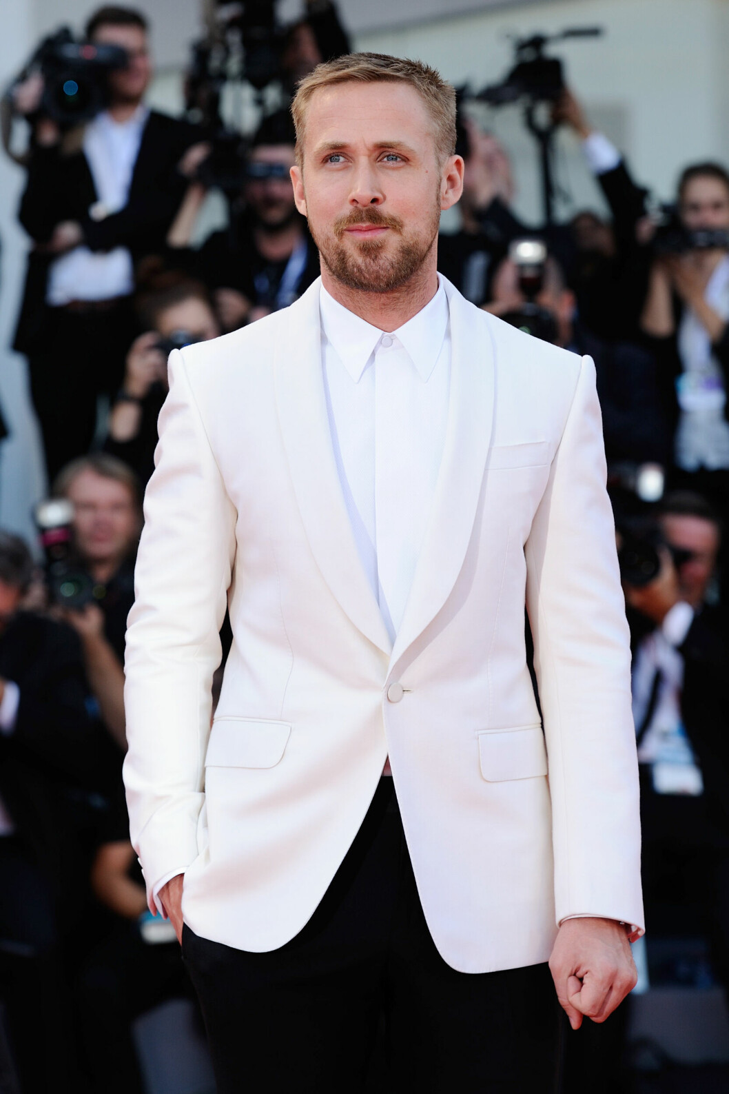 Ryan Gosling uppges vara klar för rollen som Ken i filmen om Barbie och hennes vänner. ryan gosling på röda mattan