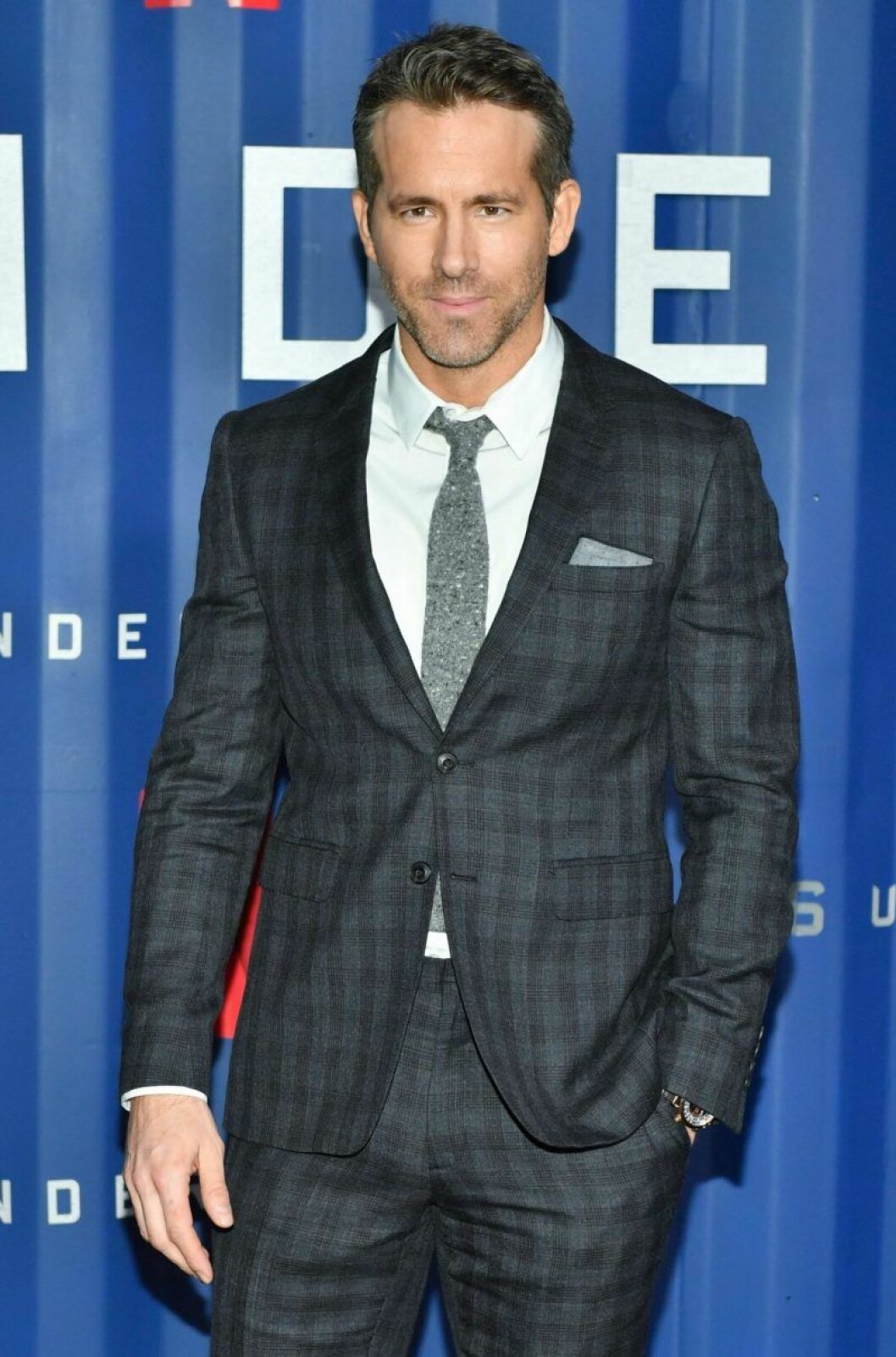 Ryan Reynolds innan karantän. Ryan Reynolds i kostym