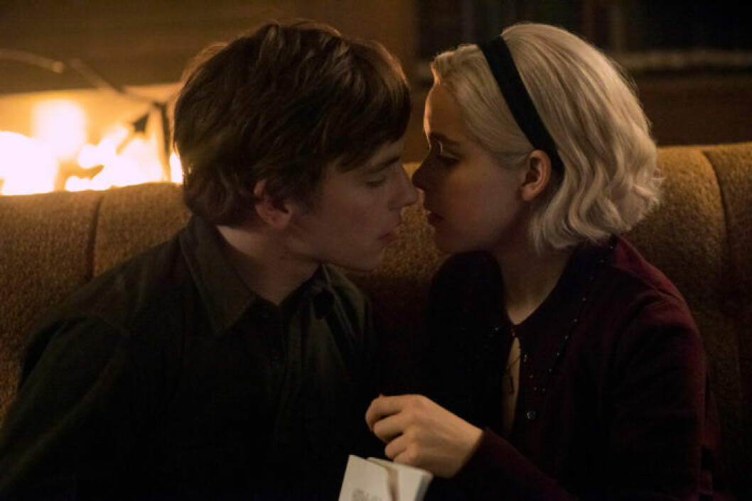 Harvey Kinkle och Sabrina Spellman i Chilling Adventures of Sabrina säsong 2. Foto: Netflix Harvey Kinkle och Sabrina Spellman i Chilling Adventures of Sabrina säsong 2.