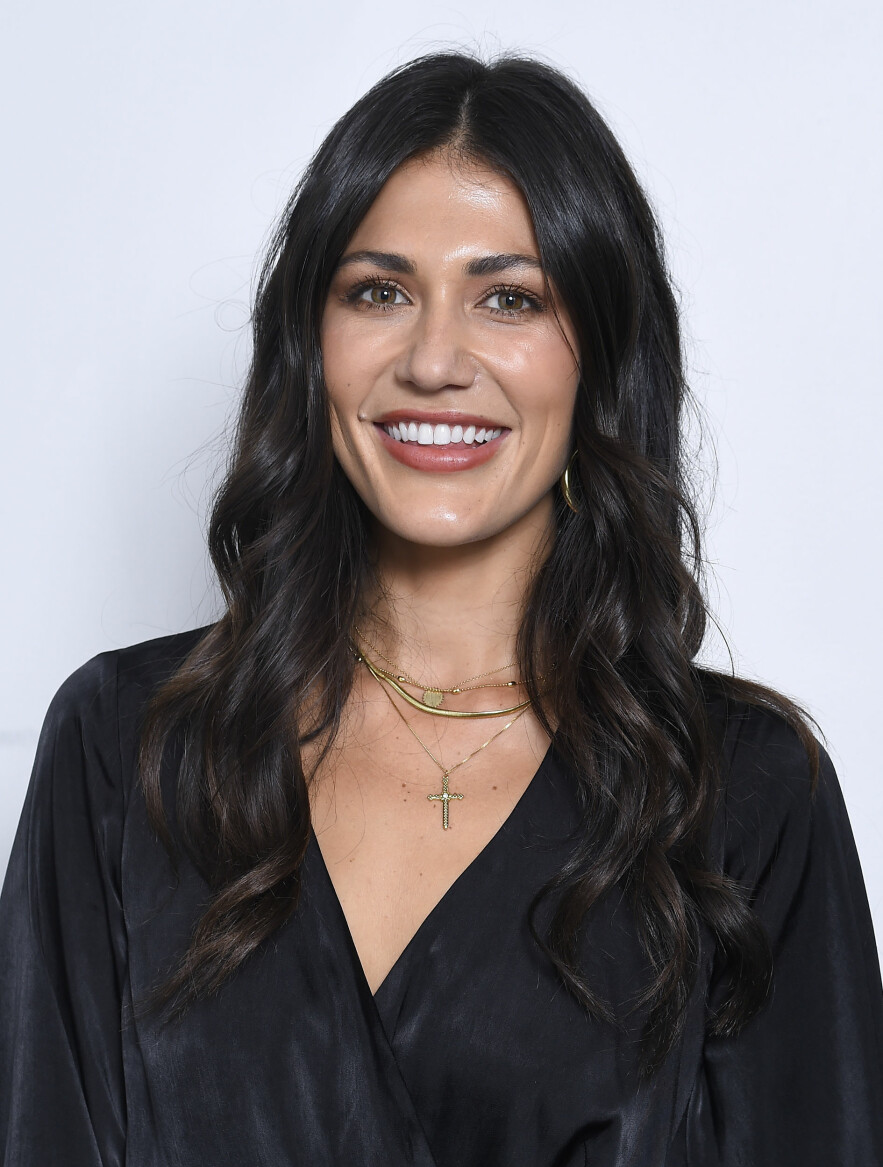 Äldsta systern Sara Montazami. Sara Montazami