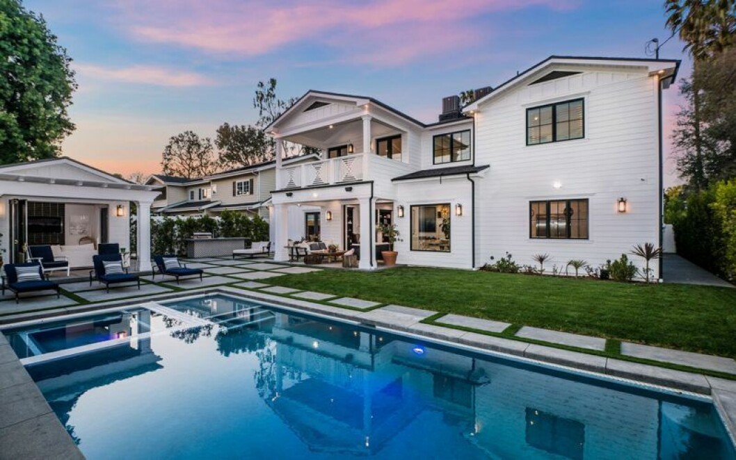I trädgården har Sarah Hyland och Wells Adams en stor pool. Bild på utsidan av Sarah Hylands nya hus