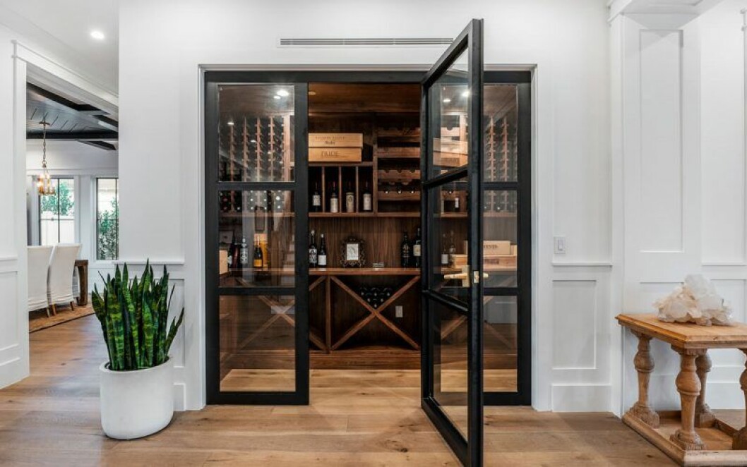 En walk in closet endast för vin? Ja, så ser det ut hemma hos Sarah Hyland och Wells Adams. Vinrummet i Sarah Hylands nyköpta hus