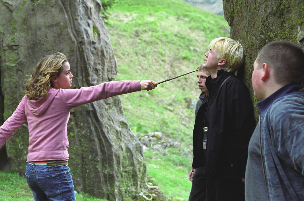 Emma Watson i rollen som Hermone Granger och Tom Felton som Draco Malfoy i Harry Potter-filmerna. scen ur harry potter