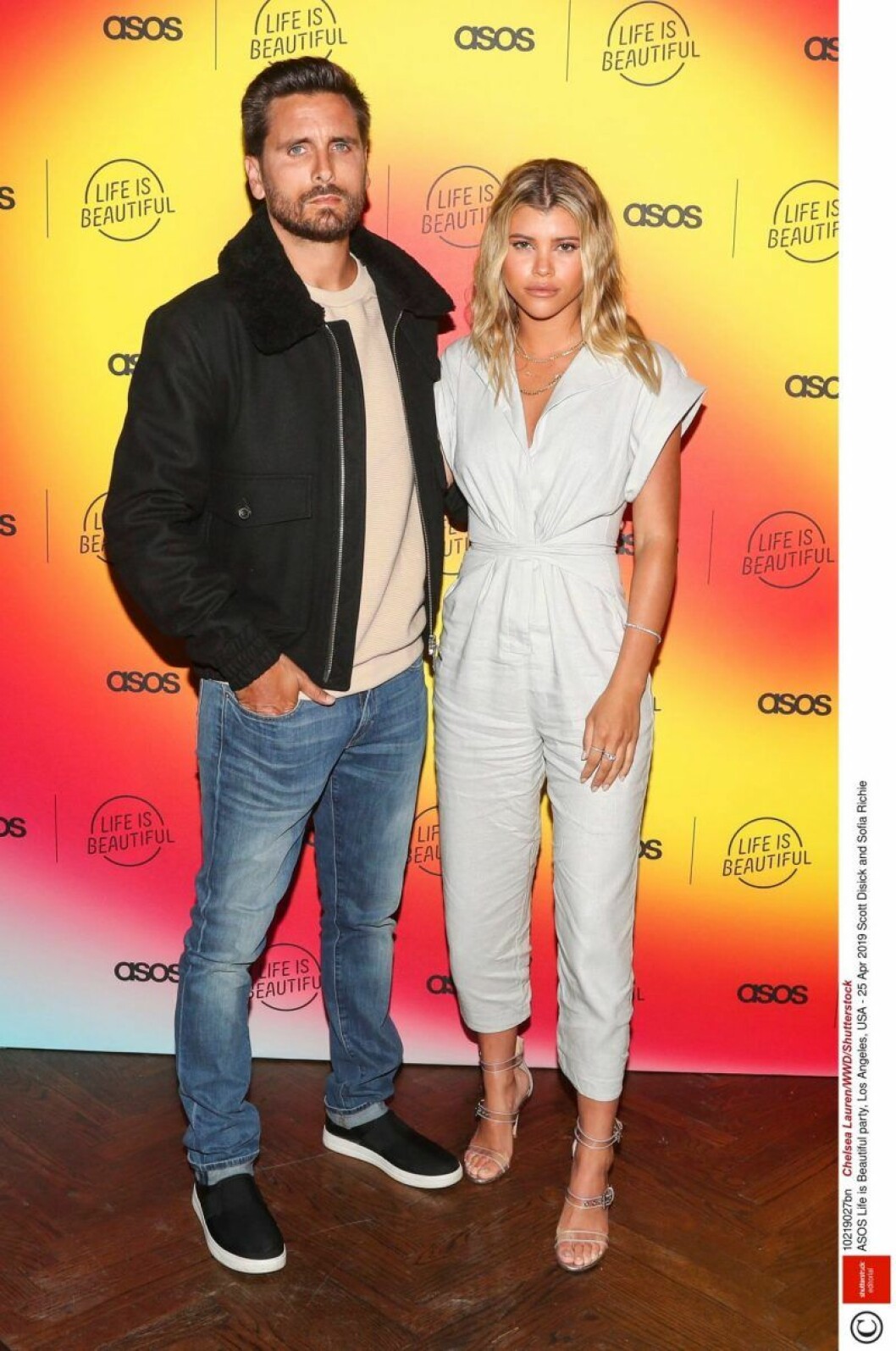 Scott Disick med nya flickvännen Sofia Richie. Scott Disick och Sofia Richie står bredvid varandra och håller om varandra