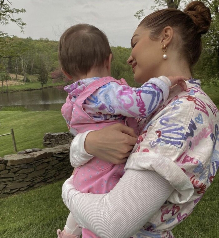 Gigi Hadid meddelar att både mor och dotters outfits är från Isabel Marant. gigi hadid och dottern khai ute i naturen - båda matchar sina outfits