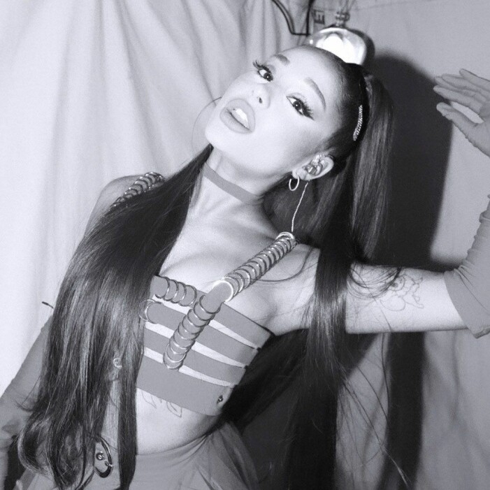 Bye, bye ponytail! ariana grande i svartvitt, med håret innan det klipptes av.