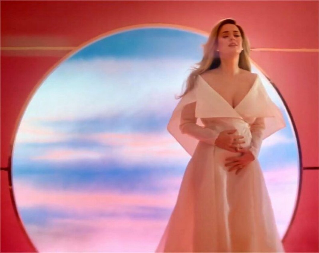 Katy Perry visade upp gravidmagen i musikvideon. Katy Perry visar upp gravidmagen i nya musikvideon.
