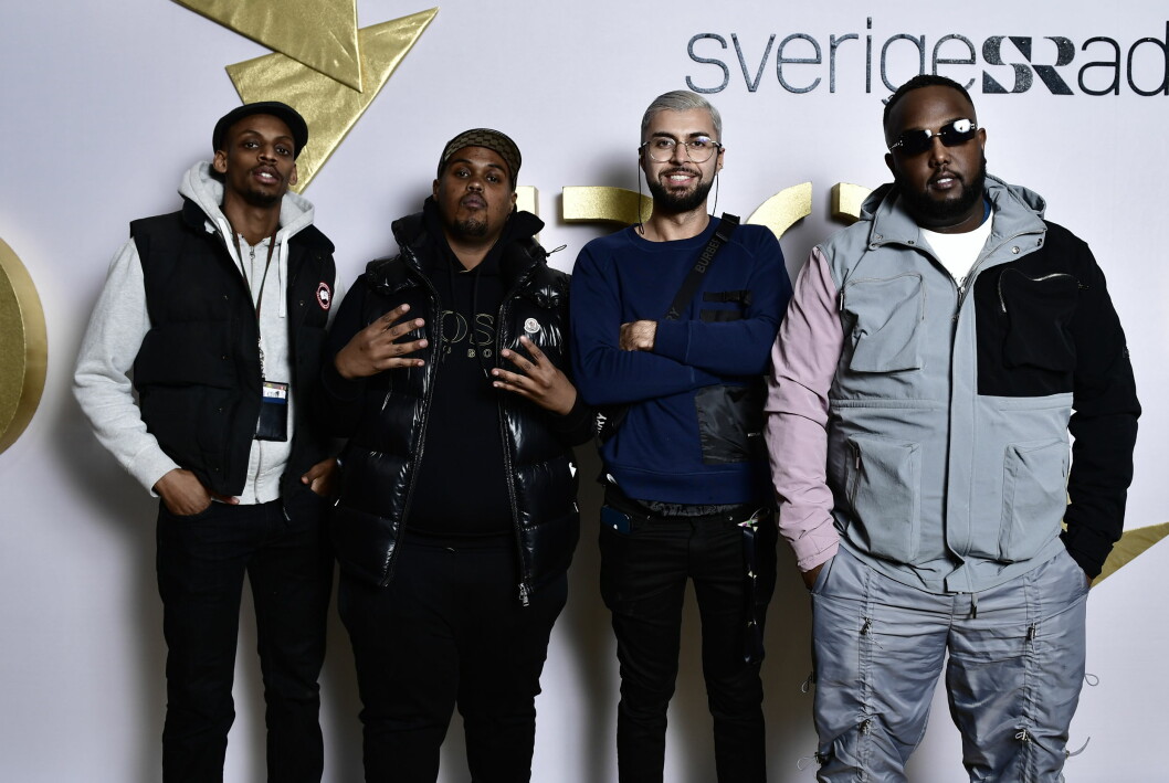 STOCKHOLM 20210320
Guleed 2a fv med sllskap anlnder p rda mattan till P3 Guld-galan p Elite Hotel Marina Tower i Nacka.
Foto: Stina Stjernkvist / TT / kod 11610