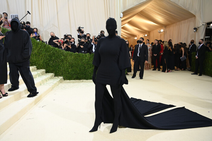 Kim Kardashian sparade tid på hår och makeup och dök upp på galan iklädd svart från topp till tå. kim kardashian metgalan 2021.