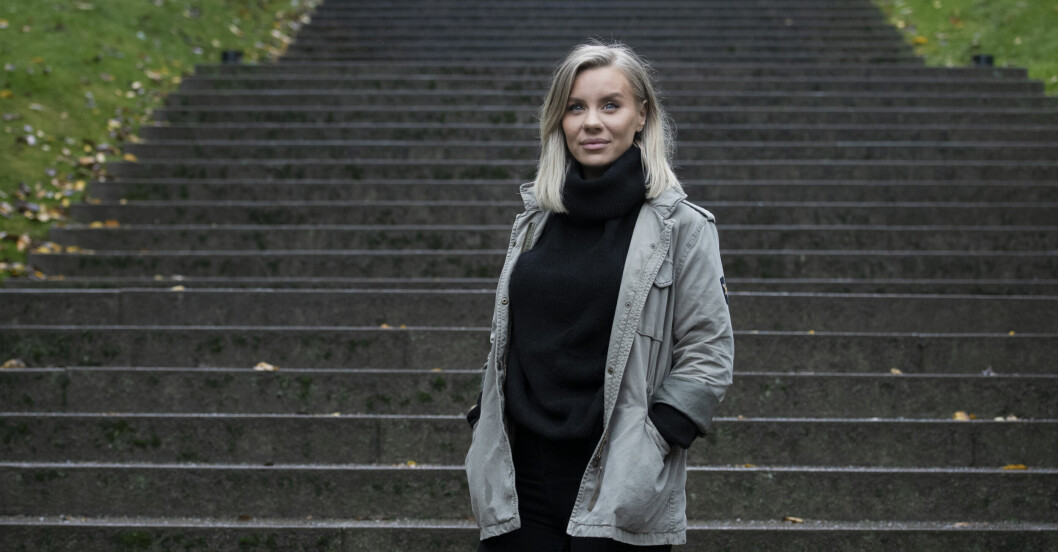 Idag vet Therése Lindgren hur hon ska hantera sin ångest på bästa sätt. Therese Lindgren står ute i en trappa en höstdag och tittar bortom kameran.