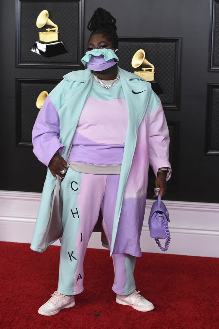 Chika i färgglatt och mjukt set. Chika på Grammygalan 2021.