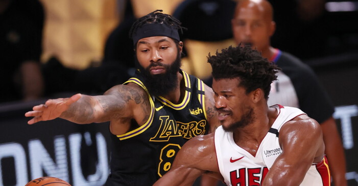 Miami Heat-spelaren Jimmy Butler (i vitt till höger) och Selena har enligt uppgifter varit på ett par dejter den senaste tiden, och Selena ”tycker att han är en toppenkille”.