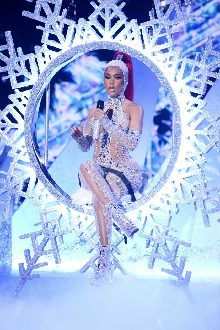 Saweetie äntrar scenen i frostig flinga, under MTV Europe Music Awards 2021. 2021 MTV Europe Music Awards