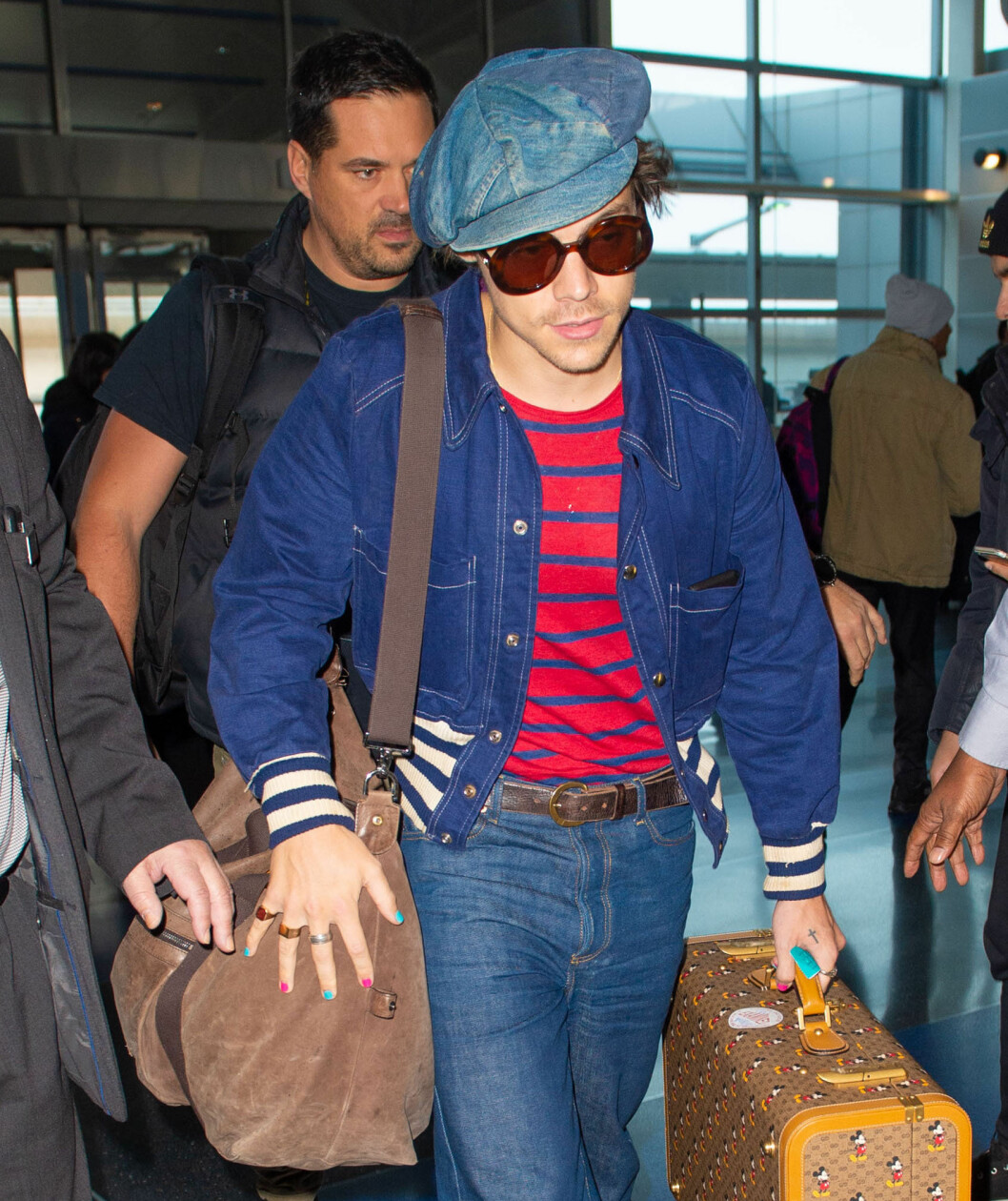 Harry Styles har ofta snyggt målade naglar! Harry Styles på flygplats
