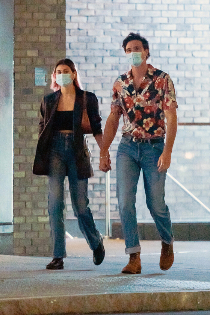 ... och här hand i hand från samma kväll. Kaia gerber och jacob elordi