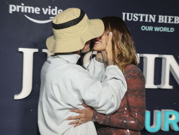 Justin Bieber och Hailey Bieber på premiären av <em>Justin Bieber: Our World</em>. Justin Bieber och Hailey Bieber på premiären av Justin Bieber: Our World.
