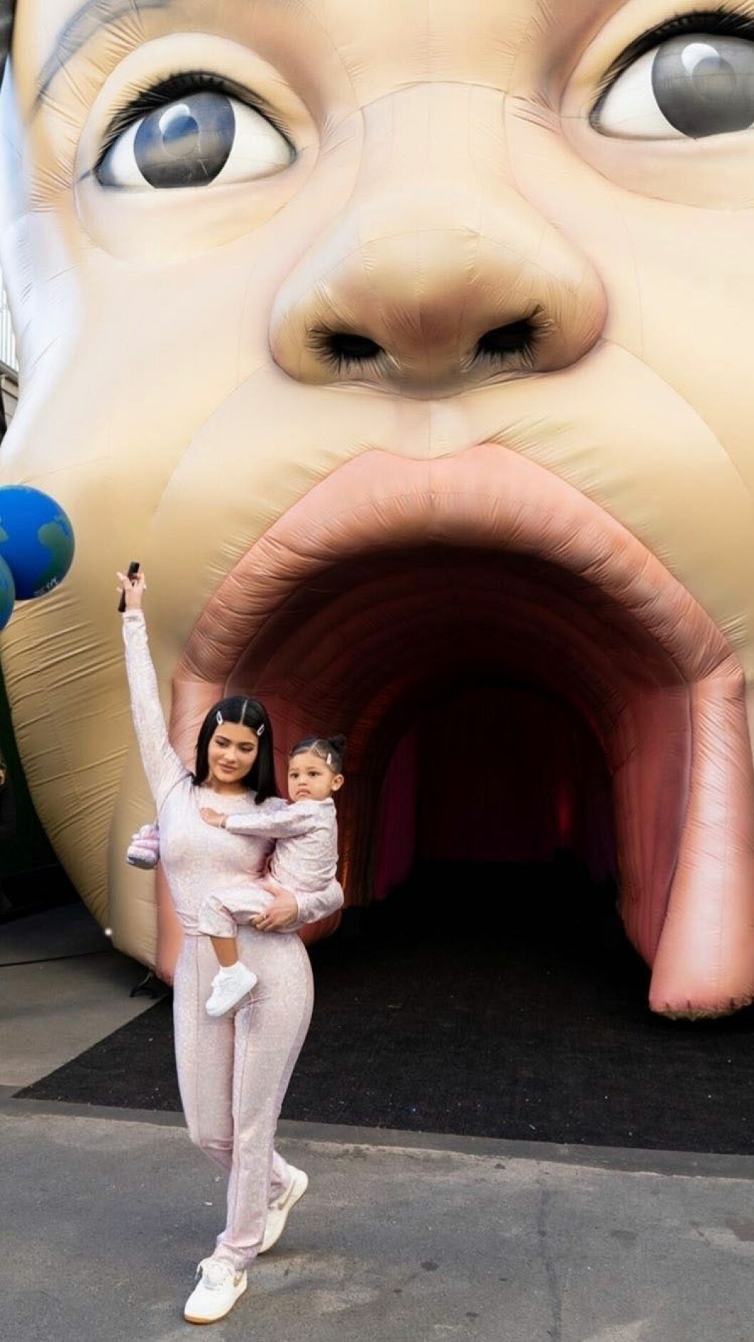 Entrén till nöjesparken. Kylie Jenner bär Stormi Webster