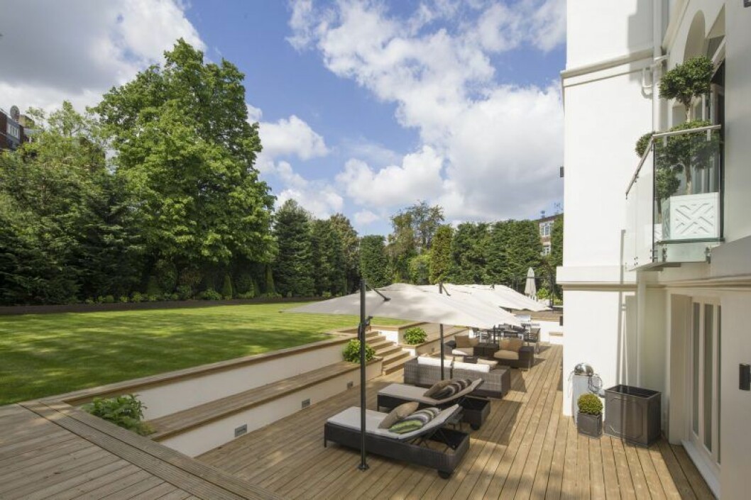 Undrar om artisten saknade pool vid sitt mansion? Hemma hos Rihanna - London 2020.