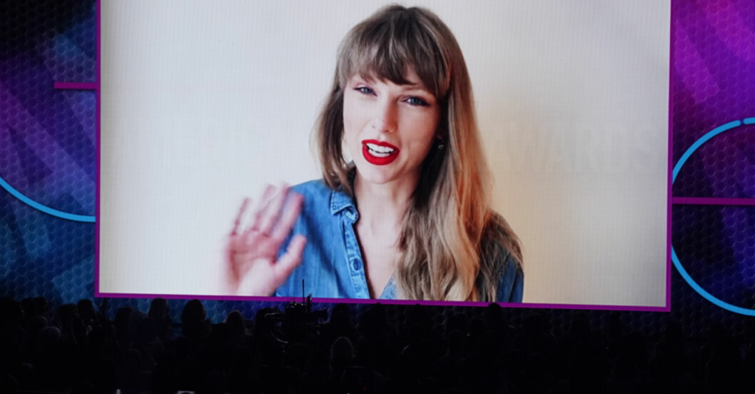 Taylor Swift var med på länk när hon tackade för priset Årets bästa popalbum ”evermore”. taylor swift AMA 2021