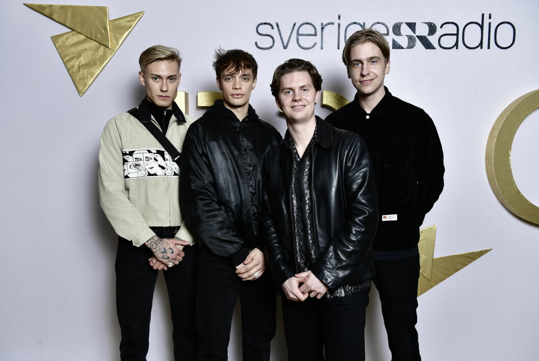 Grabbarna i Hov1 på plats för att uppträda och kanske vinna pris som årets grupp.