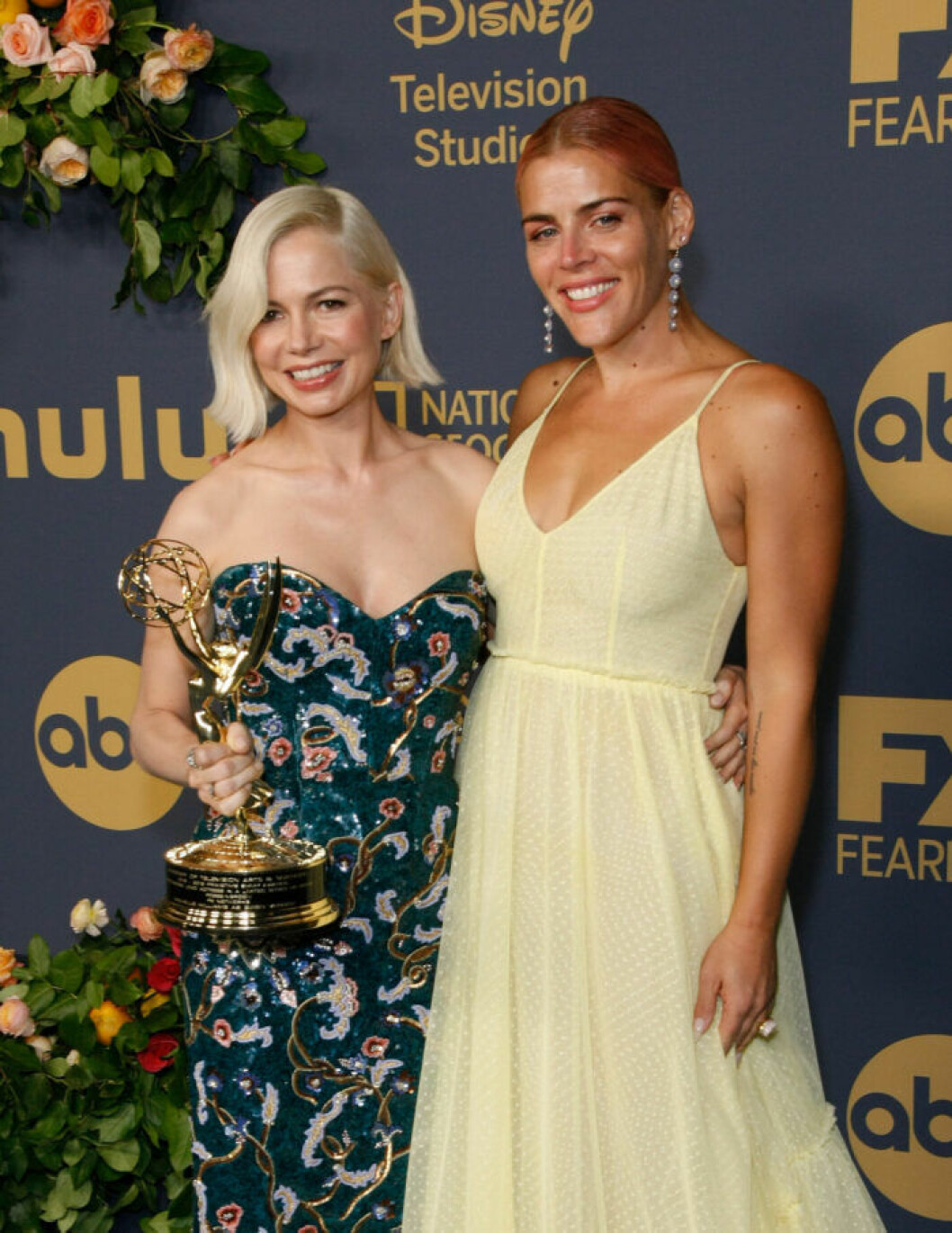 Michelle Williams och Busy Phillips på Emmy Awards 2019. Michelle Williams och Busy Phillips på Emmy Awards 2019.