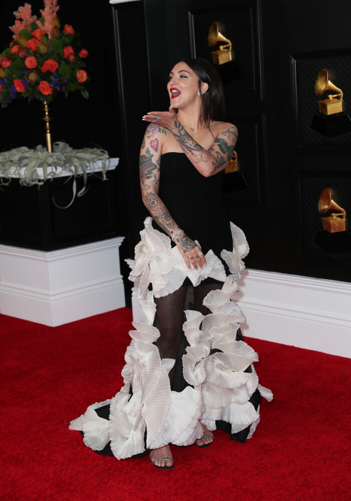 Julia Michaels i en lång kreation med volanger. Julia Michaels på Grammygalan 2021.