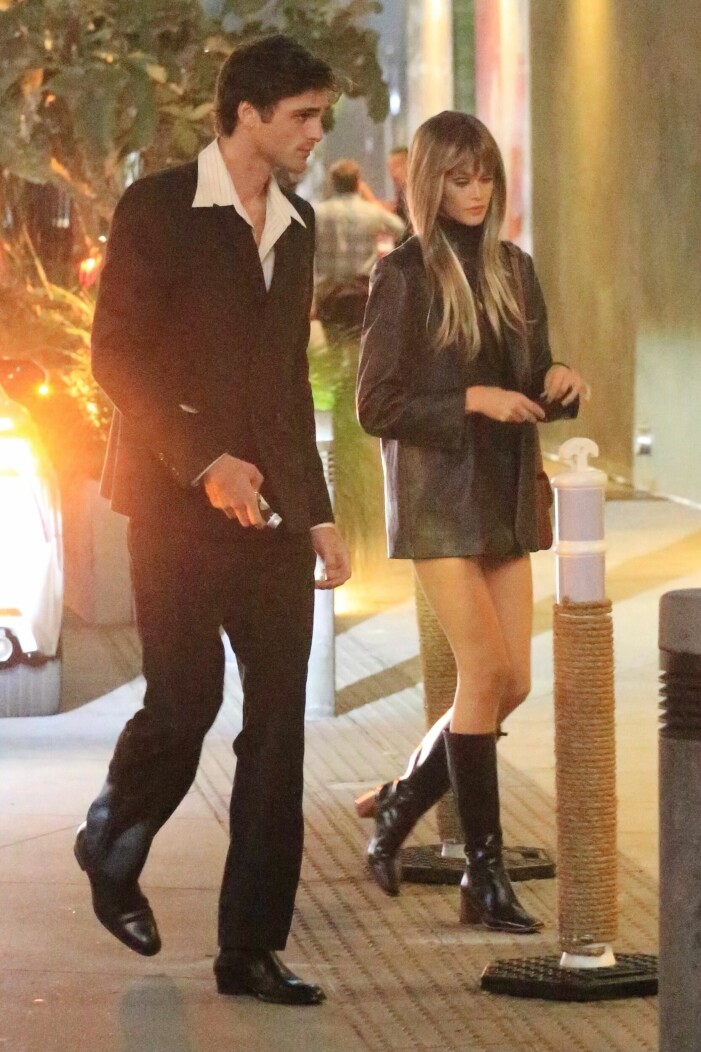 Kaia Gerber och Jacob Elordi på väg hem i natten, från ett halloweenfirande. Kaia gerber och jacob elordi