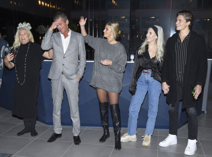 Mia Parnevik, Jesper Parnevik Penny Parnevik, Peg Parnevik och Filip minglar runt 2018 i samband med en ny säsong av TV3-serien <em>Parneviks</em>. Familjen Parnevik firar ny säsong av realitysåpan Parneviks på TV3 - och Filip Lamprecht är med och håller hand med sin Peg.