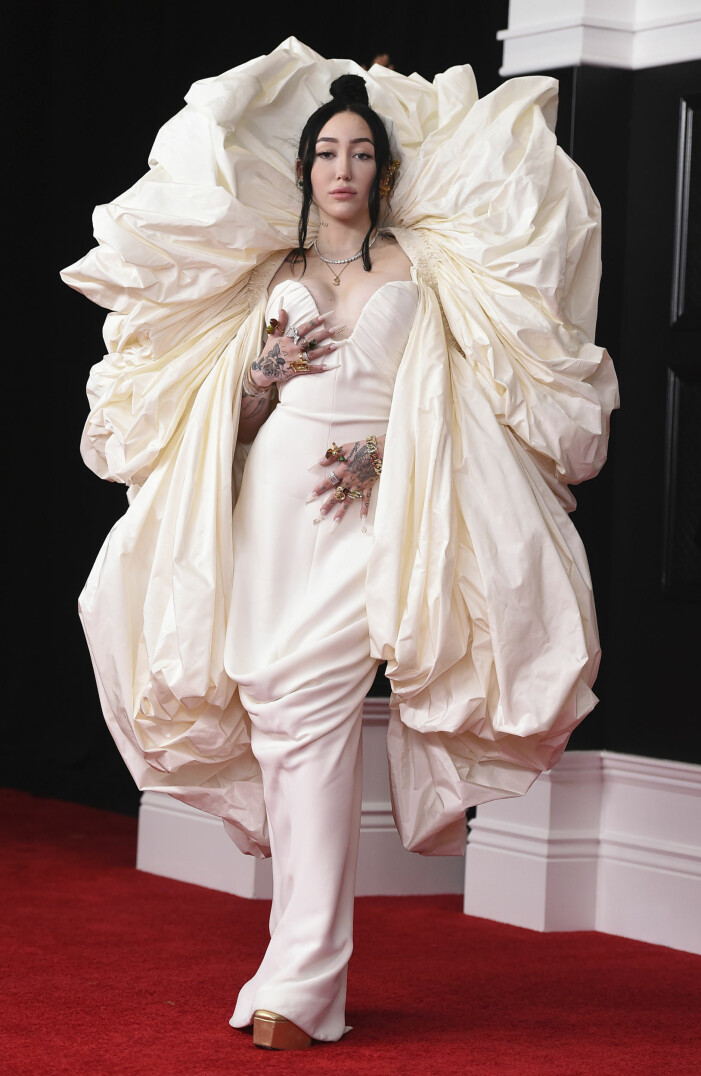 Noah Cyrus i en otrolig vit kreation. Noah Cyrus på Grammygalan 2021.